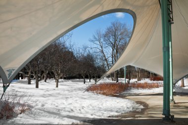 genel bir park kış mavi gökyüzü ile yuvarlak açık çadır