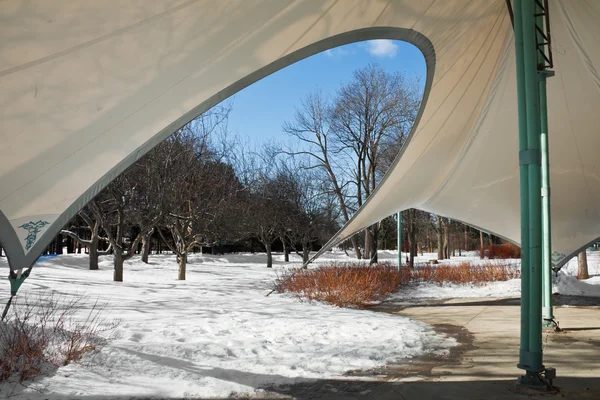 Barraca aberta redonda com céu azul em um parque público no inverno — Fotografia de Stock