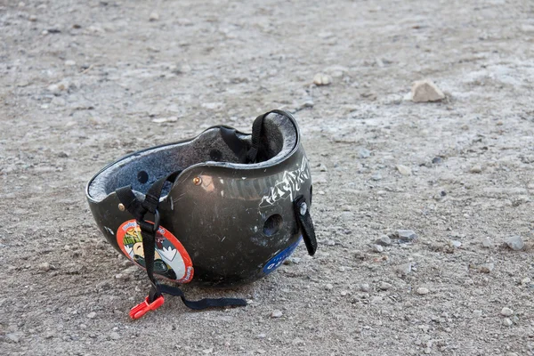 Abandoned helmet — Stock Photo, Image