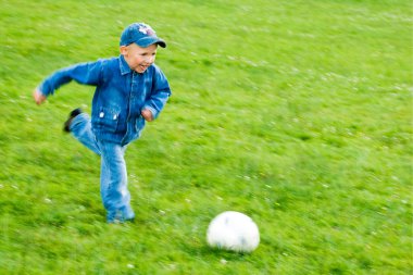 futbol oynayan çocuk