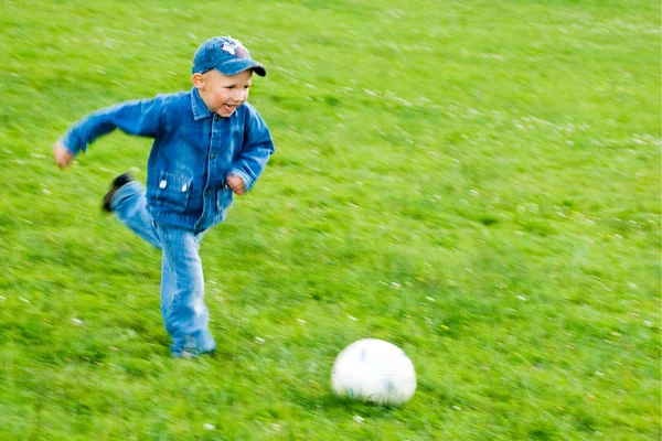 Criança jogando futebol — Fotografia de Stock