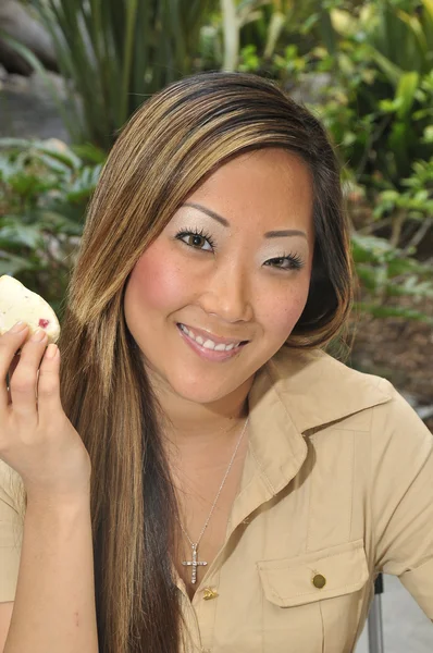Asiatisk kvinna äta och dricka utomhus — Stockfoto