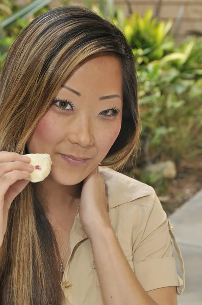 アジアの女性の屋外の飲食 — ストック写真