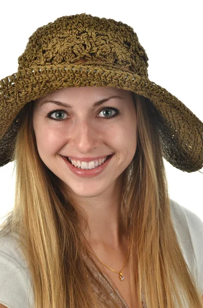 Jeune femme avec chapeau de paille — Photo
