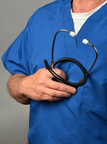 Hekim holding stetoskop — Stok fotoğraf