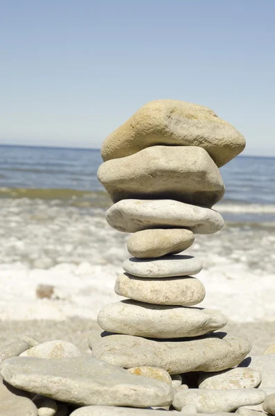 Stack av zen stenar på stranden — Stockfoto