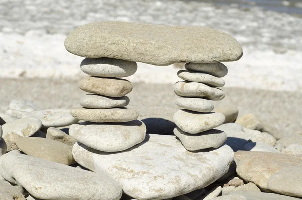 Stapel van zen stenen op het strand — Stockfoto