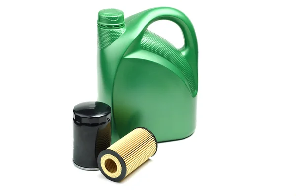Bote de aceite verde y filtros de aceite aislados — Foto de Stock