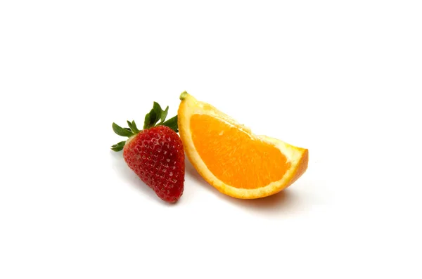 Jordgubb och skiva apelsin — Stockfoto