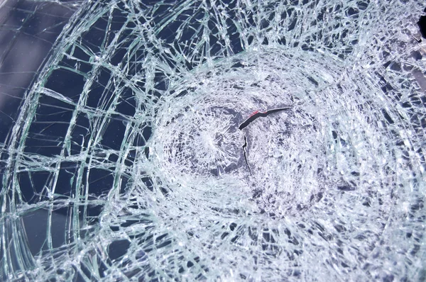 Разбитое лобовое стекло — стоковое фото