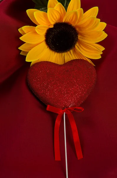 Желтый цветок с красным сердцем — стоковое фото
