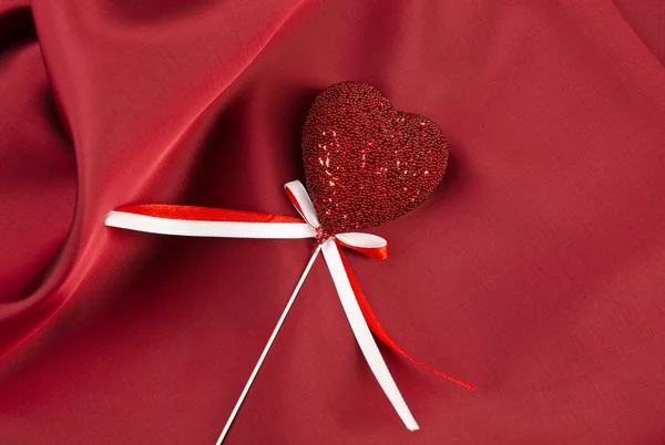 Valentine gift on red silk — Stock Photo, Image