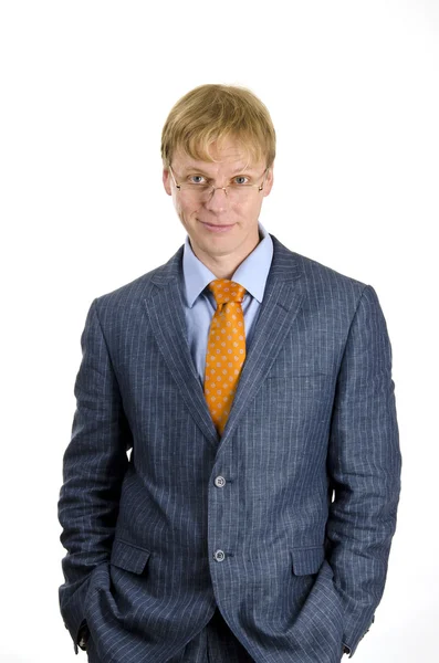 Portret van een glimlachende jonge zakenman tegen witte achtergrond — Stockfoto