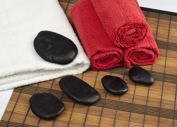 Μαύρες πέτρες με πετσέτες spa επικεντρώθηκε στις πετσέτες — Φωτογραφία Αρχείου