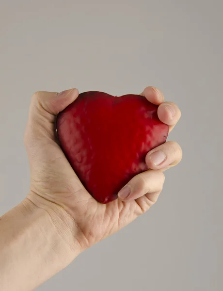 Символ красного сердца в руке — стоковое фото