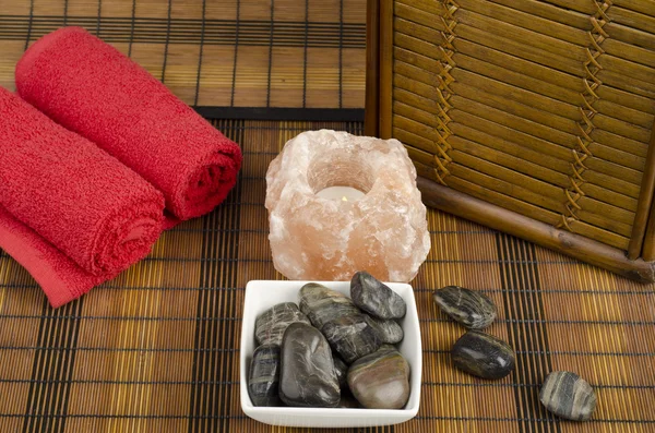 Conceito de spa com pedras, sal e toalhas — Fotografia de Stock