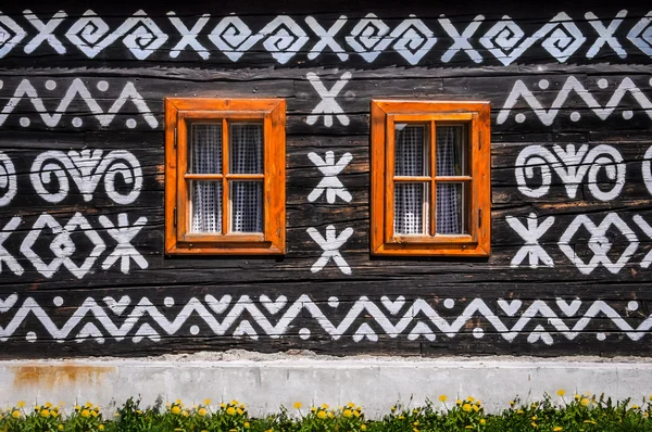 Πολύχρωμο κίτρινο παράθυρα στην παραδοσιακή ξύλινη εξοχική κατοικία — Φωτογραφία Αρχείου