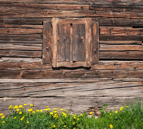 Drewniane okna i teksturą drewna ściana — Zdjęcie stockowe