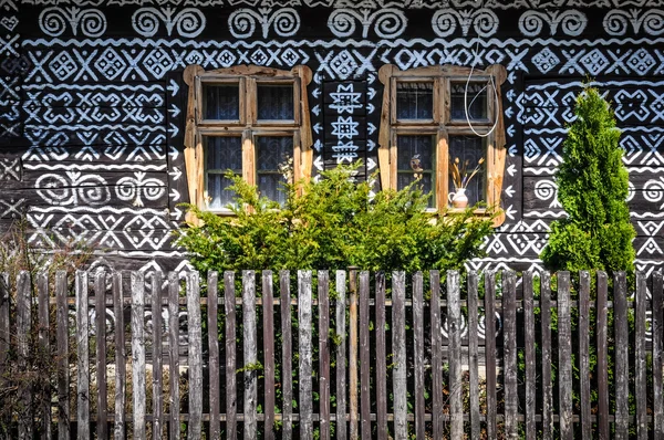 Träfönster på trävägg av traditionell stuga — Stockfoto