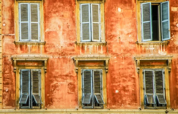 Pared roja vintage con ventanas de madera — Foto de Stock