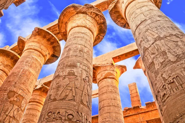 Grande Hypostyle Hall e nuvens nos templos de Karnak (antiga Tebas). Luxor, Egito — Fotografia de Stock