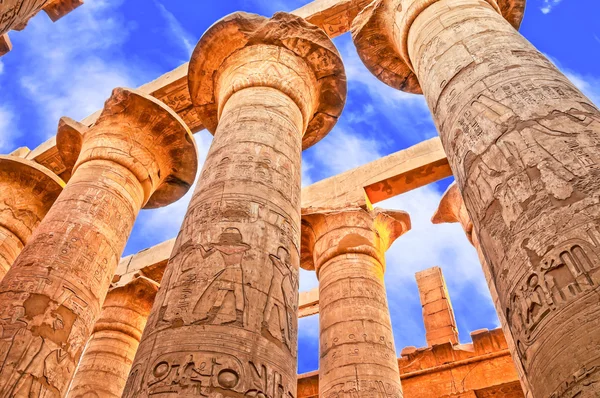 Große hypostylische Halle und Wolken an den Tempeln von karnak (antike Theben). Luxor, Ägypten Stockbild