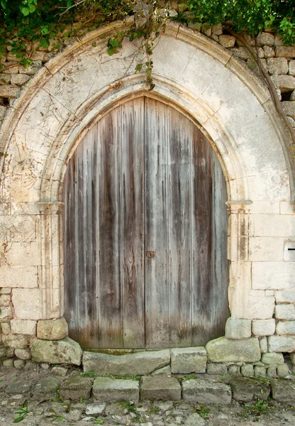 Старая закрытая деревянная дверь с бетонной дугой — стоковое фото
