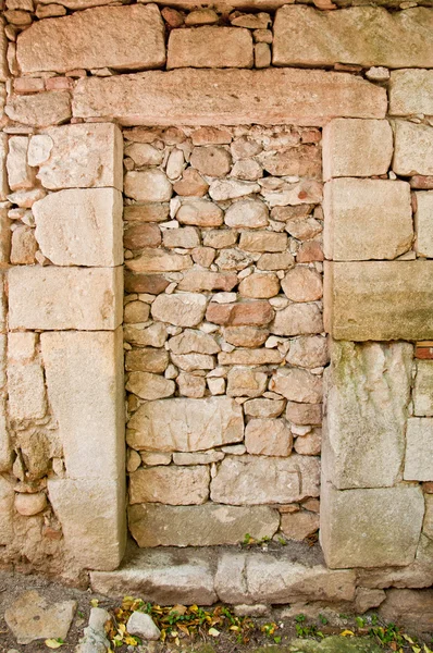 Stare betonowe drzwi murem — Zdjęcie stockowe