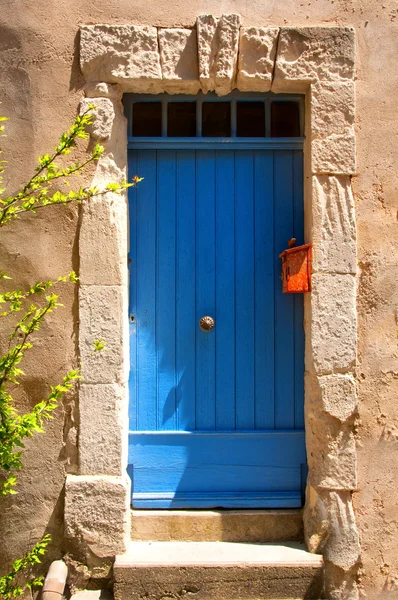 Μπλε πόρτα εισόδου σπίτι Προβηγκίας — Φωτογραφία Αρχείου