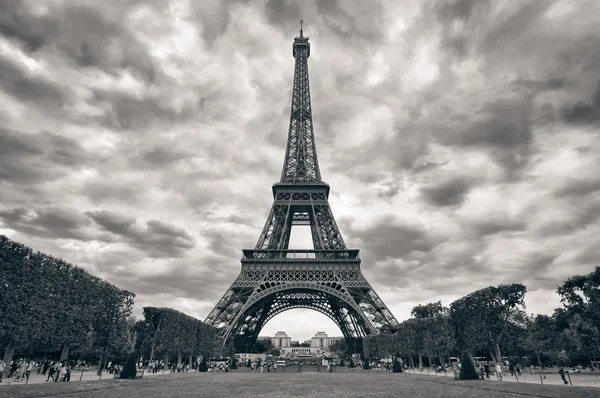 Eiffelova věž s dramatickou oblohu jednobarevné černé a bílé — Stock fotografie
