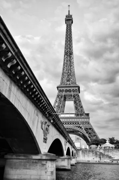 Eiffel tower vy från floden seine under bron — Stockfoto