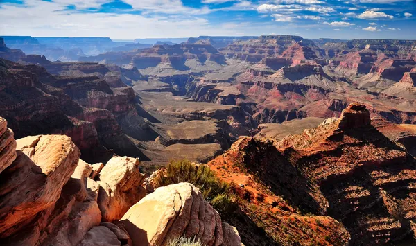 Büyük Kanyon manzaralı ön planda taşlarla — Stok fotoğraf