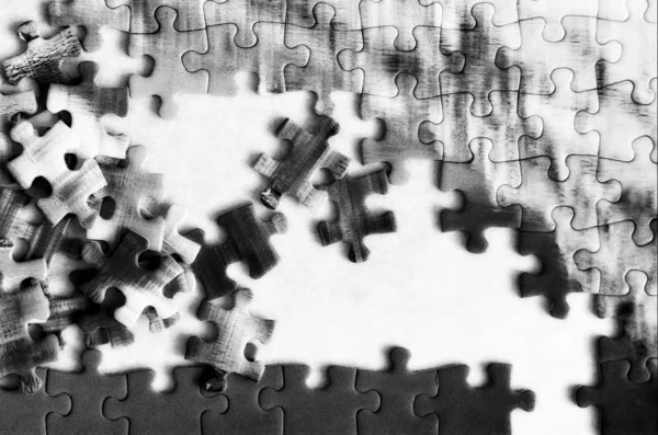Unfertiges Puzzle-Detail schwarz-weiß — Stockfoto