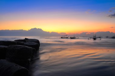 okyanus kıyısında günbatımı ve balıkçı tekneleri, bali