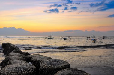 okyanus kıyısında günbatımı ve balıkçı tekneleri, bali