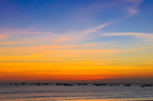 Puesta de sol en la costa del océano y barcos de pesca, Bali — Foto de Stock