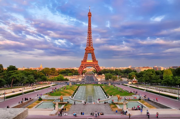Eiffelova věž při západu slunce jasno — Stock fotografie