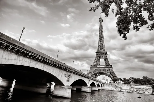 Torre Eiffel vista do rio Sena — Fotografia de Stock