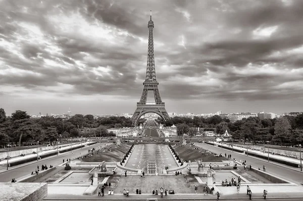 Eiffelova věž zataženo panorama pohled — Stock fotografie