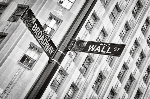 Wall Street and Broadway street sign black and white, New York — стоковое фото