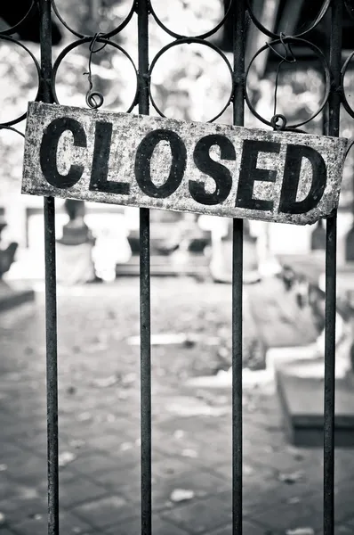 Closed sign on metal doors — Stock Photo, Image