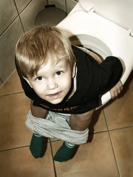 Kleiner Junge auf der Toilette — Stockfoto
