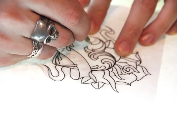 Tatto kunstenaar tekening schets — Stockfoto