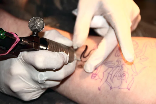 Dokonywanie tatuaż — Zdjęcie stockowe