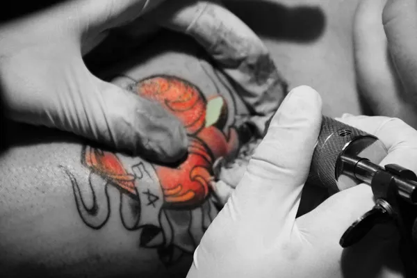 Dokonywanie tatuaż — Zdjęcie stockowe