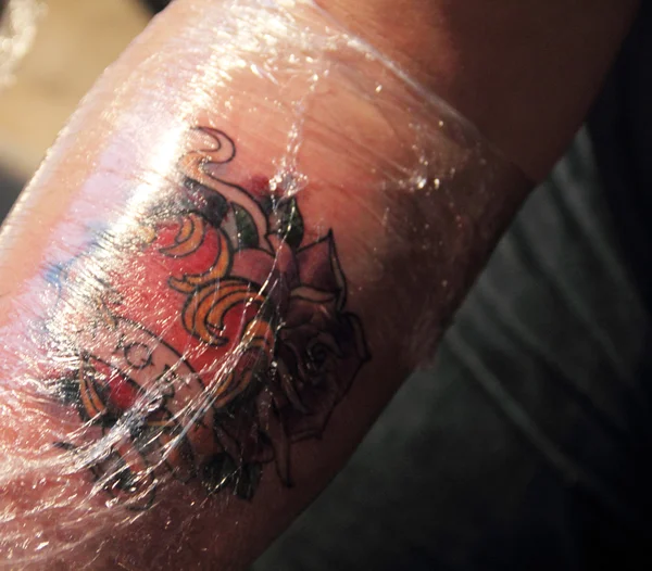 Tatuaggio avvolto con polietilene — Foto Stock