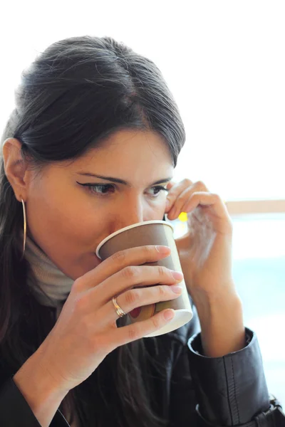 Mujer beber café y escuchar el teléfono celular —  Fotos de Stock