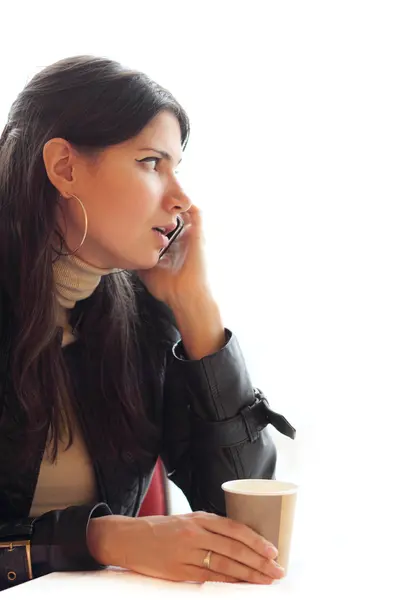 Femme avec café parlant sur téléphone portable — Photo