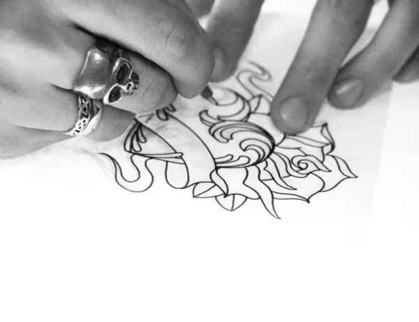 Tatto καλλιτέχνης σχεδίασης σκίτσο — Φωτογραφία Αρχείου