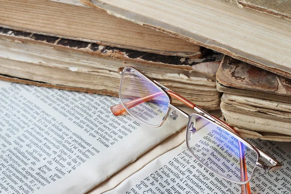 Kacamata dan buku-buku tua — Stok Foto
